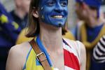 En demonstrant i en kjole - lavet af de europæiske flag. 