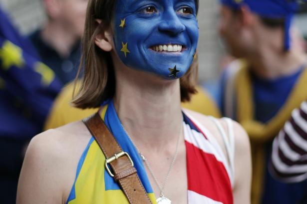 En demonstrant i en kjole - lavet af de europæiske flag. 