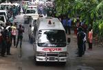 OFRE. En kortege af ambulancer kører fra gerningsstedet efter terrordrabene på cafégæster i Bangladesh' hovedstad. 