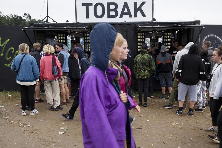 RØG. Sådan ser tobaksboderne ud på årets Roskilde Festival. Boder, som festivalen tjener millioner af kroner på. Vidensråd for Forebyggelse langer ud efter Roskilde Festival og opfordrer til, at den dropper salg af tobak. Det bliver svært at dæmme op for rygning i praksis, mener festivalrygere, der ser rygningsom en vigtig del af festivalstemningen, lyder argumentet. 