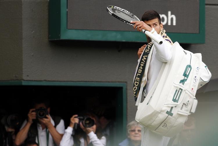 UDE. For første gang siden French Open i 2009 er Novak Djokovic ude af en grandslamturnering i tredje runde. I de foregående 27 turneringer har han været mindst i kvartfinalen. 