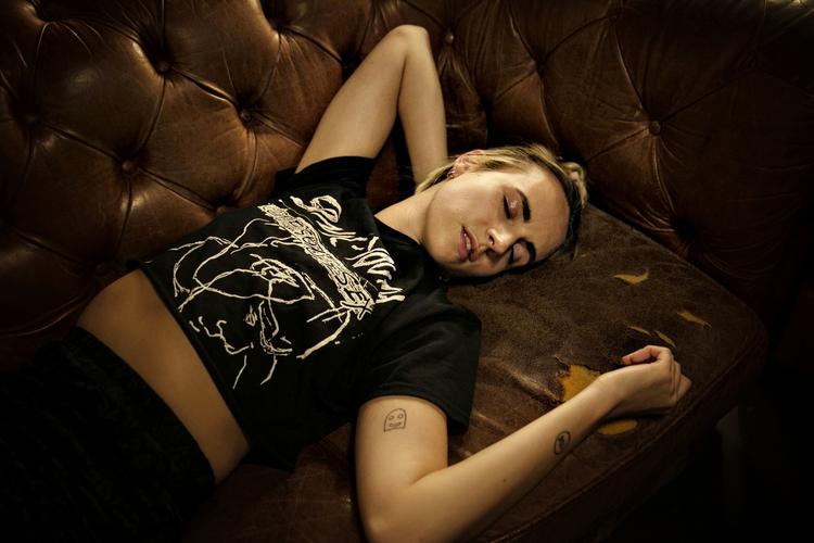 Fanzine. MØ har i samarbejde med sine fans og Microsoft skabt et såkaldt fanzine - et hæftet printmagasin på 26 sider, hvor fanskaren har bidraget med fotos, kollager, tegninger og digte, som MØ har udvalgt og redigeret. 