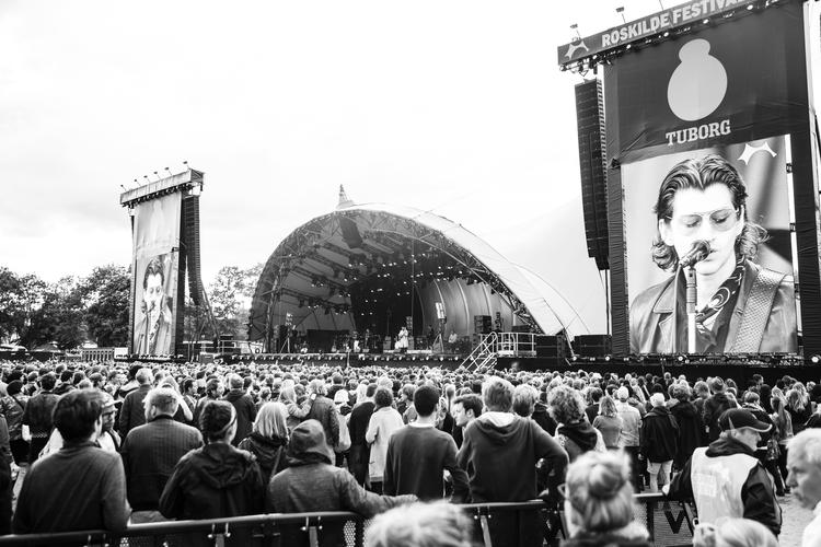 Frontmand. Alex Turner modtog mange tilbedende blikke fra de unge piger i pitten. 