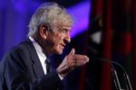 frygteligt. Elie Wiesel var kun 15 år, da nazisterne deporterede ham, hans forældre og søskende til koncentrationslejren Auschwitz-Birkenau. 