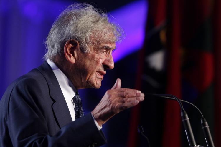 frygteligt. Elie Wiesel var kun 15 år, da nazisterne deporterede ham, hans forældre og søskende til koncentrationslejren Auschwitz-Birkenau. 