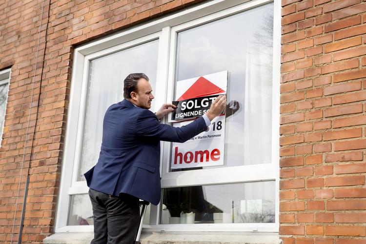 boligspekulanter. Forældrekøb handler ikke kun om at hjælpe sine børn i bolignød. Det handler også om at gøre en god forretning. Forældrene vælger i stigende grad at beholde lejlighederne efter børnene er flyttet ud. »Det er katastrofalt for lejeboligmarkedet«, lyder det fra LLO. 