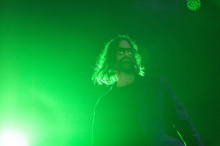 pop. Andrew Wyatt førte sig frem som en boheme og en charlatan med langt hår, bare fødder, Ray-Bans og forførende falset. 