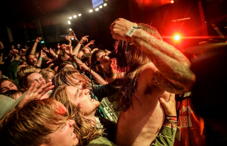 fest. Publikum gav den gas til Kvelertak. Foto: Anders Rye Skjoldjensen 