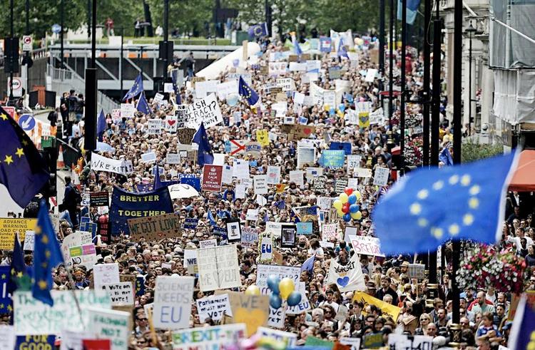 Menneskehav. Der var trængsel i Londons gader i går, da tusinder af demonstranter protesterede imod Brexit. Foto: Daniel Leal-Olivas/AP 