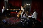 Jazzklub. The Standard skaber gode rammer om Gary Peacock (mf), Alvin Queen (th) og Niels Lan Doky (tv). Også sidste år gjorde trioen det til UG i Havnegade. Her ses de under øvelserne i 2015. 