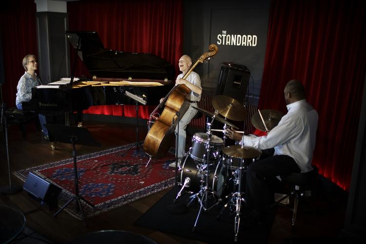 Jazzklub. The Standard skaber gode rammer om Gary Peacock (mf), Alvin Queen (th) og Niels Lan Doky (tv). Også sidste år gjorde trioen det til UG i Havnegade. Her ses de under øvelserne i 2015. 