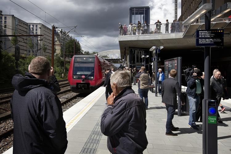 INDVIELSE. Den nye station blev åbnet med deltagelse fra administrerende direktør i DSB, Flemming Jensen og transport-og bygningsminister Hans Christian Schmidt. 
