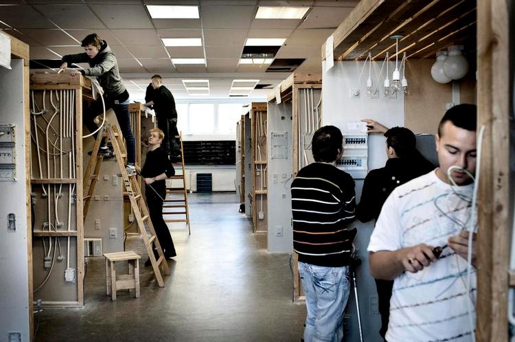 erhvervsuddannelse. Elektrikerelever på Københavns Tekniske Skole. Både for dem og virksomhederne er det afgørende, at de kommer i praktik. 