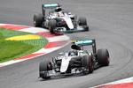 duel. På Mercedes-holdet er det svært at tale om holdkammerater. Nico Rosberg fører her an, men Lewis Hamilton gik så hårdt efter sejren - og fik den - at han ødelagde 'holdkammeratens' bil. 