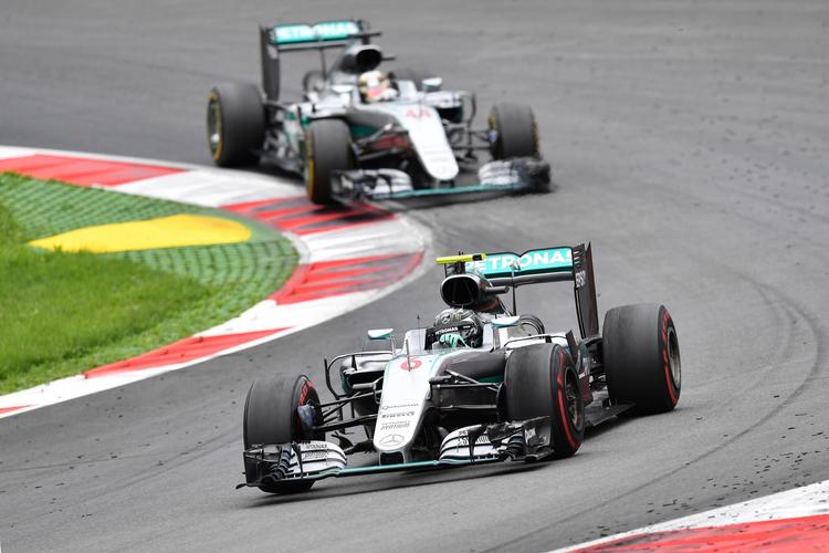 duel. På Mercedes-holdet er det svært at tale om holdkammerater. Nico Rosberg fører her an, men Lewis Hamilton gik så hårdt efter sejren - og fik den - at han ødelagde 'holdkammeratens' bil. 