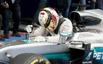 VINDEREN. En overhaling på sidste omgang, der sendte holdkammeraten Nico Rosberg ud i rabatten, sikrede Lewis Hamilton sejren i Østrig. 