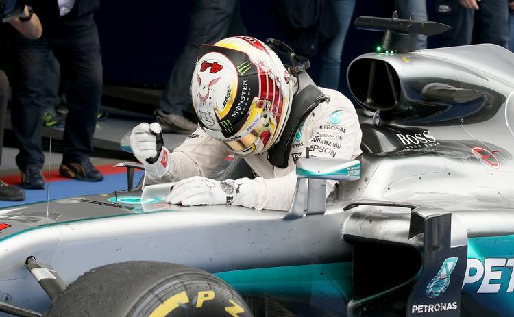 VINDEREN. En overhaling på sidste omgang, der sendte holdkammeraten Nico Rosberg ud i rabatten, sikrede Lewis Hamilton sejren i Østrig. 