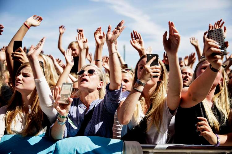 SKÆRM. Umiddelbart kunne det se ud, som om det forstyrrer oplevelsen af stor musik, når man står og flagrer med en telefon for at optage video eller lyd. Men en ny forskningsartikel peger mod det modsatte: At vi oplever mere intenst, når vi dokumenterer og deler. 