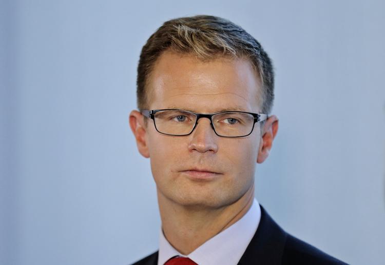 Skat Benny Engelbrecht har svært ved at se skattelettelser for sig, men vil kun udelukke topskattelettelser. 