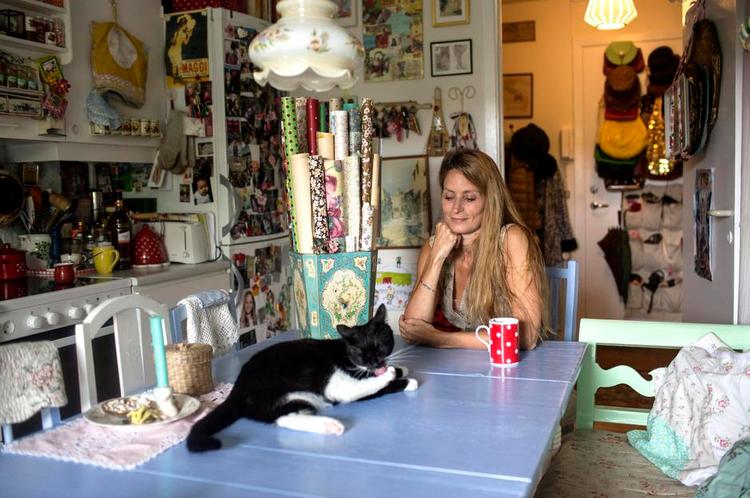 MINDERIGT. Therese Glahns hjem er fyldt med ting, der vækker minder, som f.eks. morfars gamle papirspand, der er fyldt med gavepapir, der er brugt. 