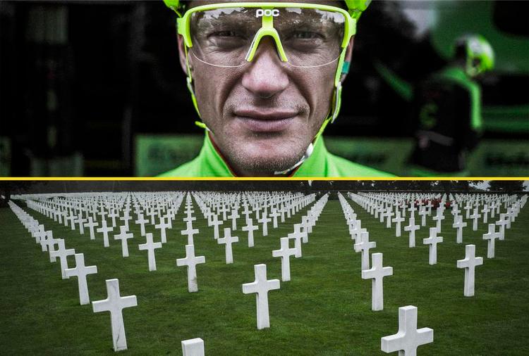 Fokus. Matti Breschel foran sin holdbus i Normandiet. Tidlig morgen i støvregn ved kysten. Kirkegårdene står ubesøgte, de levende er til Tour de France. 