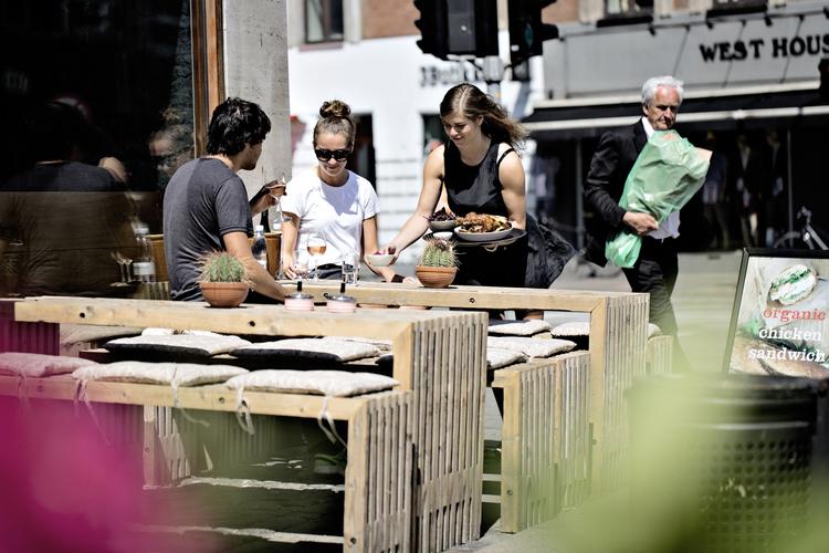 Udstillingsvindue. Spisestedet Chicks by Chicks fik for nylig 6 hjerter af Ibyens anmelder. Kyllingetøserne er med på kortet City Hearts. 