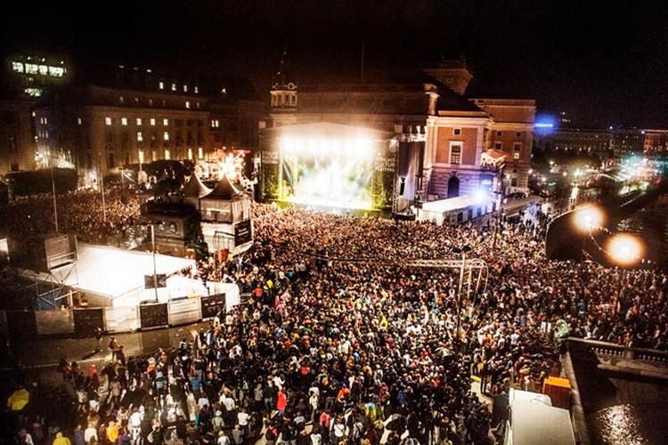 MENNESKEMYLDER. Svenske piger og kvinder skal kunne gå til festivaler og koncerter uden at blive udsat for seksuelle overgreb, kræver regeringen efter en bølge af anmeldelser fra denne weekends festivaler. Arkivfoto fra koncert i Stockholm. 