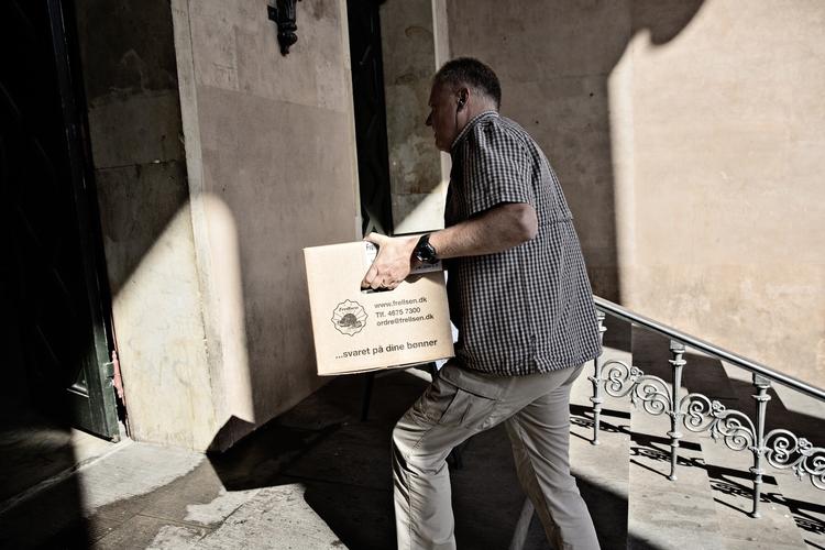 Bevismateriale. Den falske Grubler ankom i løbet af retssagen i en papkasse til byretten i København. I retssalen blev han vist frem som bevis. 