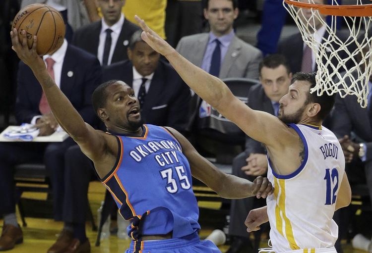 KLASSE. Kevin Durant (tv.) har i årevis været en af NBA's største profiler. Nu vil han udvikle sig og blive endnu bedre. 