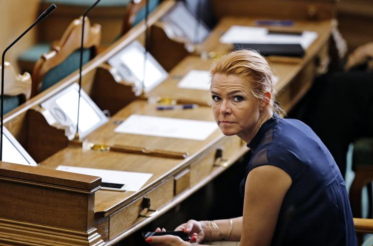 konflikt. Dansk Folkeparti vil ikke indgå kompromis med udlændinge- og integrationsminister Inger Støjberg (V) om sidste måneds indfødsretsprøve. 