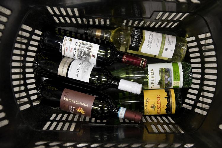 Hjælp. Halvdelen af henvendelserne til sundhedsstyrelsens nye Alkolinje har været fra mænd. 