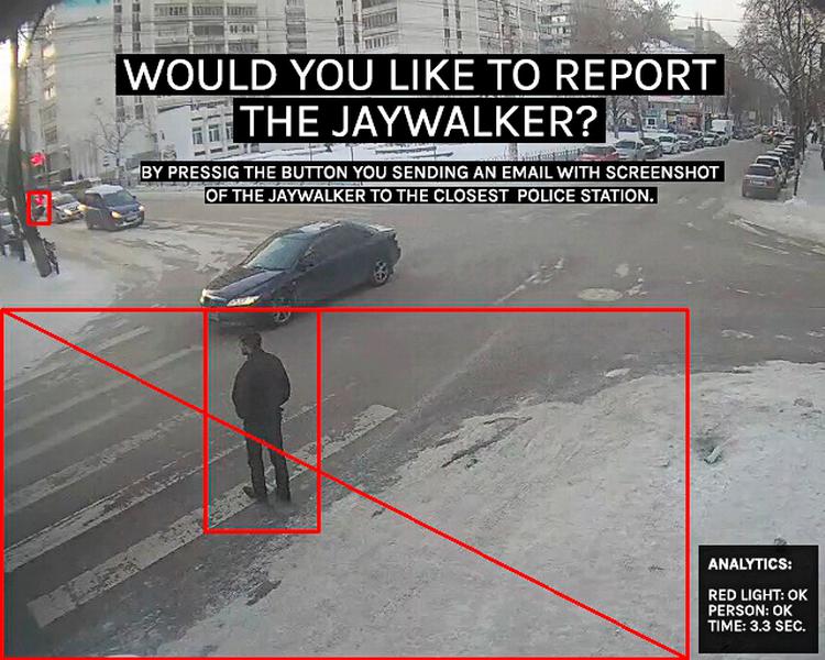 Trafikforseelse. Hvis en person på skærmen går over for rødt, kan man sende et billede fra overvågningskameraet og direkte til det lokale politi i det pågældende land. 