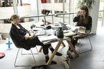 Studerende. Julie Gede Petersen (tv.) og Regine Frederiksen læser arabisk og mener, at flere undervisningstimer skaber et godt fagligt og socialt miljø. 
