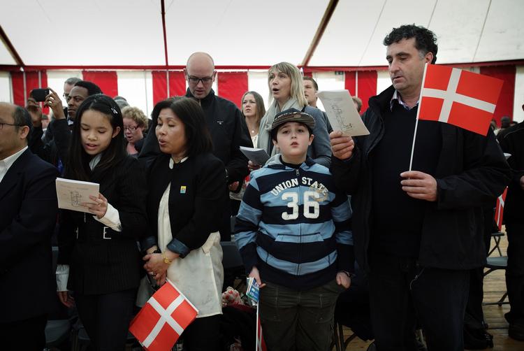 velkommen. Nydanskere, som har fået dansk statssborgerskab, invitereres hvert år indenfor i Folketinget. 