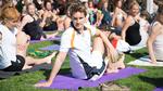 YOGABØLGE. København rammes i august af flere former for udendørsyoga som her ved festival på Tiøren, hvor det hele får et twist. 