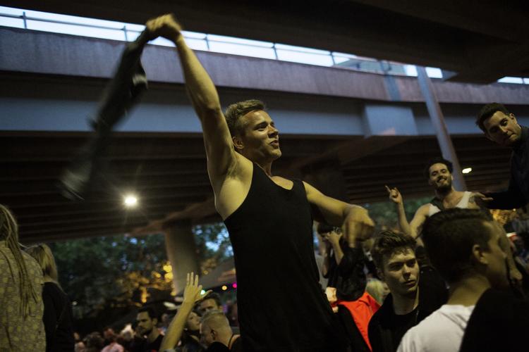 Bispeengbuen bliver fyldt med tung bas på lørdag til Bas under buen. 