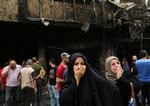 Rædsel. To kvinder venter på nyt om deres pårørendes skæbne efter terrorangrebet i Bagdad 3. juli. Over 200 mistede livet. 