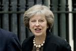 FORMANDSVALG. David Camerons afløser kan meget vel ende med at blive en kvinde. I dag har indenrigsminister Theresa May fået halvdelen af stemmerne, og hun er dermed vinder af første runde af formandsvalget, mens den tidligere energiminister Andrea Leadsom kommer på andenpladsen. 
