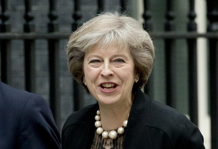 FORMANDSVALG. David Camerons afløser kan meget vel ende med at blive en kvinde. I dag har indenrigsminister Theresa May fået halvdelen af stemmerne, og hun er dermed vinder af første runde af formandsvalget, mens den tidligere energiminister Andrea Leadsom kommer på andenpladsen. 