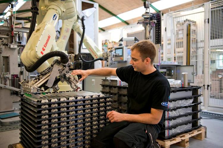 Jobmulighed. I 1999 blev Bila ene forhandler af robotter fra japanske Kawasaki, og siden er det gået stærkt for firmaet i Nykøbing Mors. Lige nu mangler Bila mindst seks mand. 