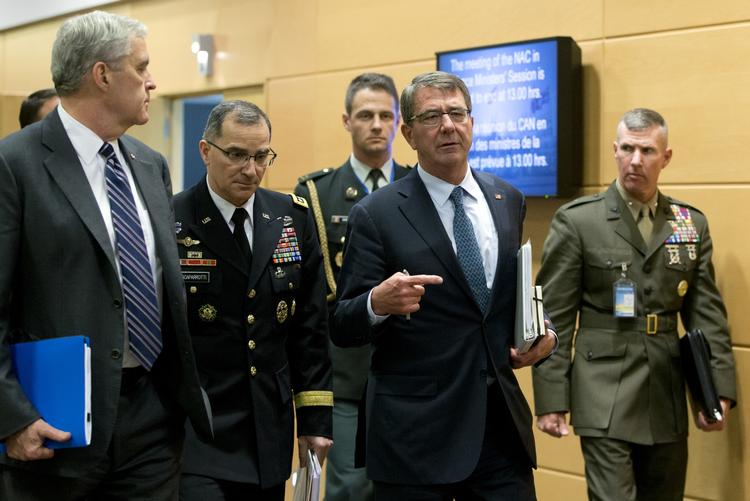 Alliance. Danmark kan få kritik for ikke at øge forsvarsbudgetter i samme takt som øvrige Nato-lande og dermed hjælpe USA med at håndhæve alliancens interesser. Her er det USA's forsvarsminister  Ash Carter på vej til møde i Nato-hovedkvarteret i Bruxelles. 