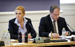 Svar. Udlændinge-, integrations- og boligminister Inger Støjberg (tv.), der her ses til et andet samråd med Dansk Folkepartis Martin Henriksen, afviser at give de dumpede til svær indfødsretsprøve en omprøve. 