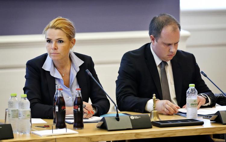 Svar. Udlændinge-, integrations- og boligminister Inger Støjberg (tv.), der her ses til et andet samråd med Dansk Folkepartis Martin Henriksen, afviser at give de dumpede til svær indfødsretsprøve en omprøve. 