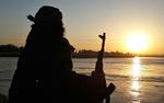 En IS-kriger fotograferet i den syriske by Raqqa i 2014. 