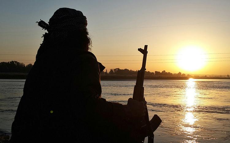 En IS-kriger fotograferet i den syriske by Raqqa i 2014. 