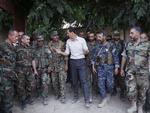 Syriens diktator, Bashar al-Assad ses her sammen med soldater fra den syriske hær. Nu har han erklæret ensidig våbenhvile i tre dage i det krigshærgede land. 
