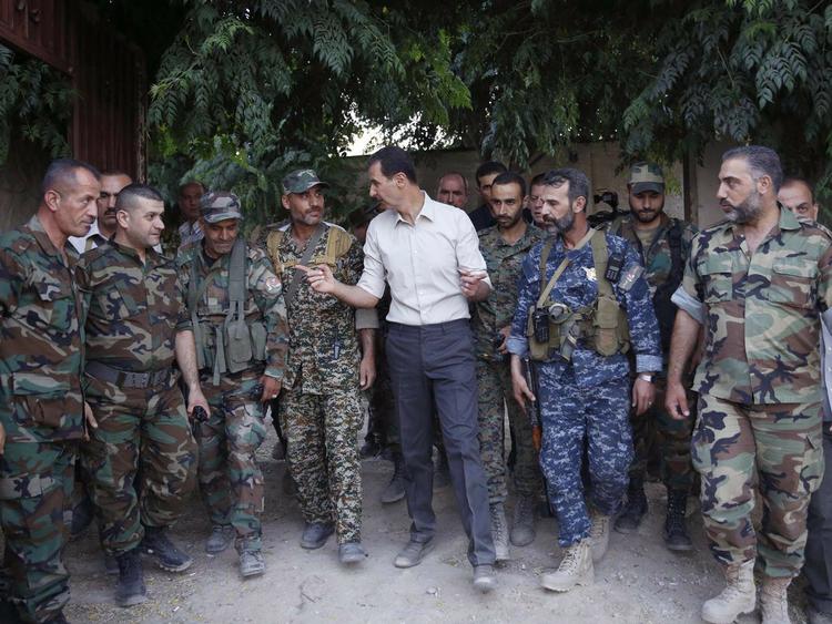 Syriens diktator, Bashar al-Assad ses her sammen med soldater fra den syriske hær. Nu har han erklæret ensidig våbenhvile i tre dage i det krigshærgede land. 
