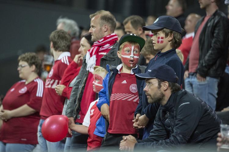 Tilskuerne til landskampe i Parken vil i fremtiden for de fleste vedkommende få en røgfri oplevelse. 