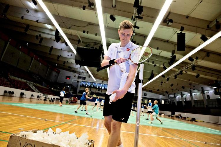 SLAGSERIE. Viktor Axelsen, nummer 4 på verdensranglisten, gør fjerbolde klar til en slagserie, hvor motionsredaktøren skal sættes på plads. Foto: Joachim Adrian 