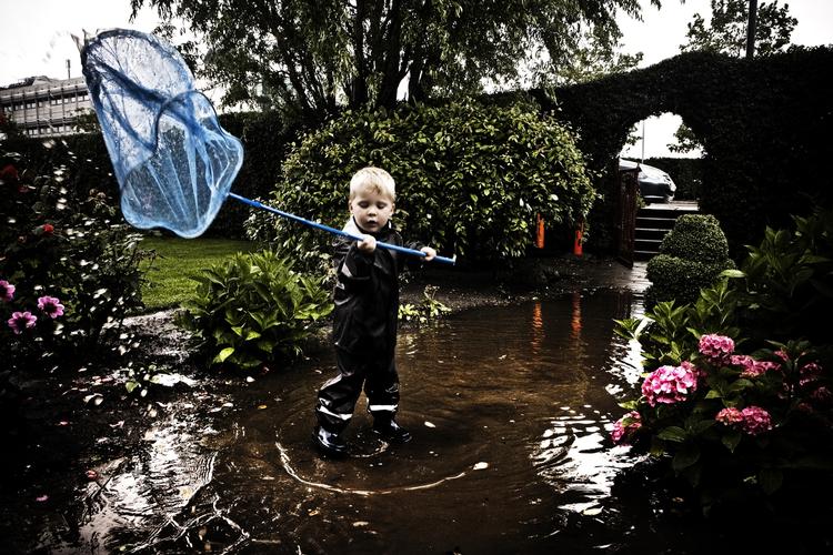 Vådt. Findes der noget bedre end at hoppe i en kæmpe vandpyt? Børn elsker det, siger naturvejleder Rune Kjærgaard Lange. 